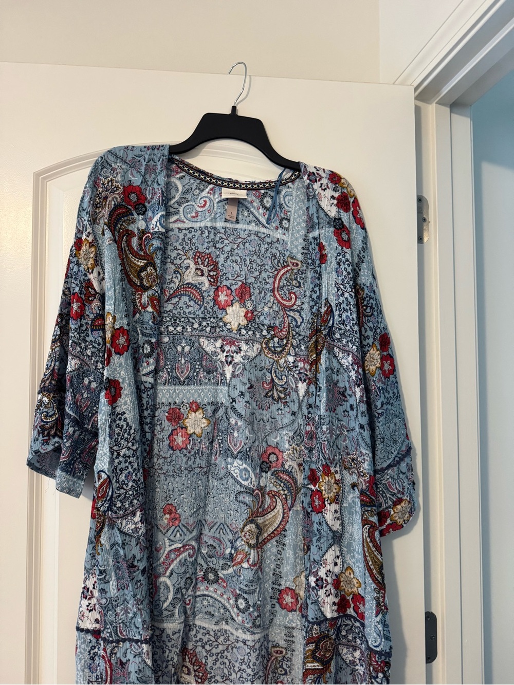 Knox Rose Light Blue Paisley Kimono with Red Floral Accents